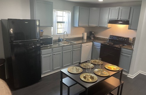 Broadmoor Apartment | 3x2 Spacious Uptown Cozy Spot