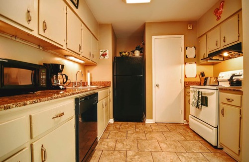 Shenandoah House | 4 Bedroom 2 Bathroom Comfortable Furnished Hom 4666 SouthPark Dr