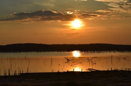 Anacoco Cabin | 4-bedroom cabin on the lake with Fire Pit, grill, family games, fishing poles
