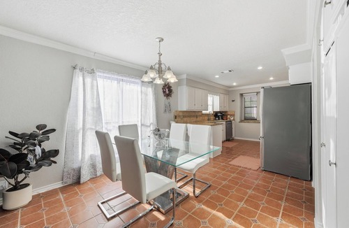 Irving House | 4-bedroom/Study/Sunroom/heated Pool house near Airport and Stadium