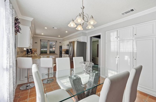 Irving House | 4-bedroom/Study/Sunroom/heated Pool house near Airport and Stadium