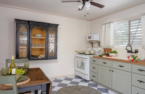 Galveston Cottage | 4 Blocks to Beach! Historic Cottage 5mins Strand/Port w Driveway Parking