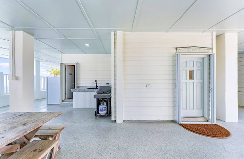 Treasure Beach Village House | 4 BR 3.5 Bath, Beach Front, Heated Pool, Dog Friendly Private Plantation Home