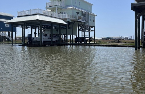 Cocodrie House | 4 floor costal home - large outdoor entertainment & cooking area - pool splash