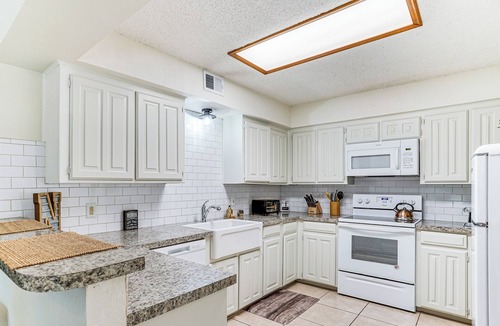 West Arlington House | 4 Mi to AT&T Stadium: Fort Worth Townhome!