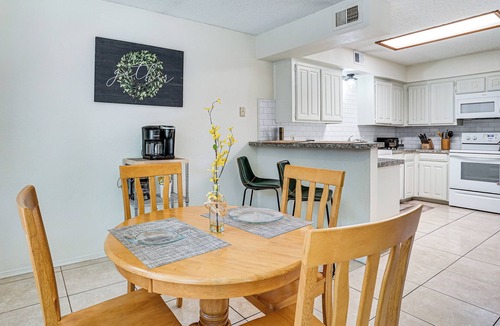 West Arlington House | 4 Mi to AT&T Stadium: Fort Worth Townhome!