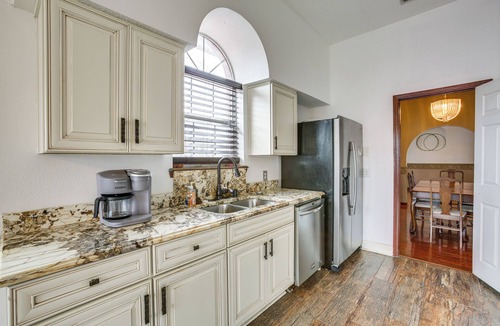 Algiers House | 4 Mi to Bourbon St: Spacious Retreat w/Wet Bar!