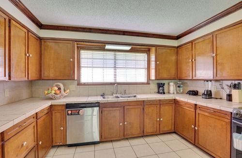 Shreveport House | 4 Mi to Cross Lake! Spacious Home Near Restaurants