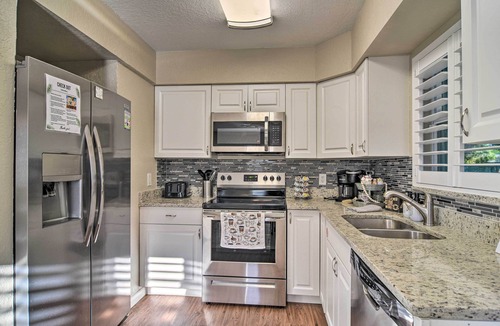 Largo Cottage | 4 Mi to Indian Rocks Beach! Home w/Screened Lanai