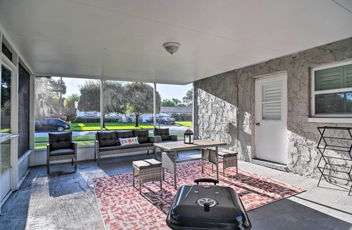 Largo Cottage | 4 Mi to Indian Rocks Beach! Home w/Screened Lanai