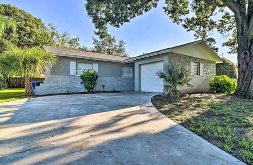 Largo Cottage | 4 Mi to Indian Rocks Beach! Home w/Screened Lanai