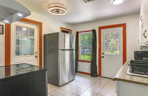 Orange House | 4 Mi to Sabine River! Extended Escape w/ Yard