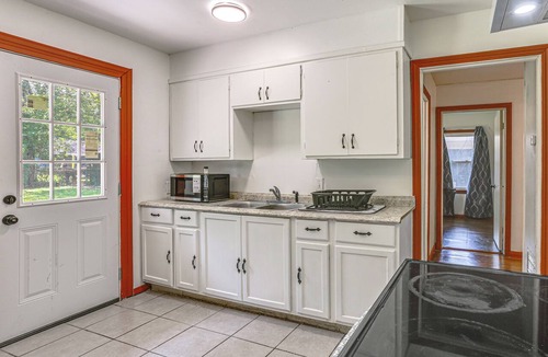 Orange House | 4 Mi to Sabine River! Extended Escape w/ Yard