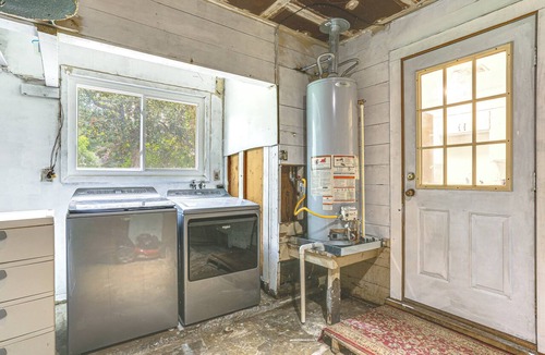Orange House | 4 Mi to Sabine River! Extended Escape w/ Yard