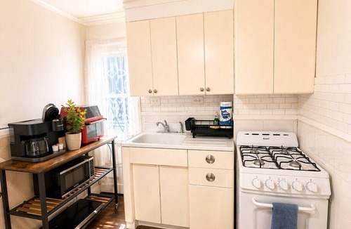 Historic Uptown Apartment | 4 min to Downtown St Pete - Queen Bed - Studio