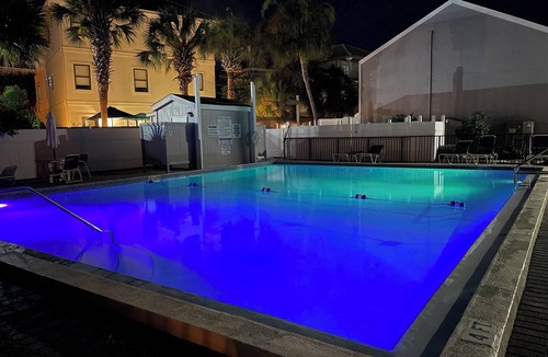 Destin House | 4 Min Walk to Beach and Lakefront Patio! Patio + Community Pool!