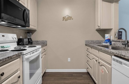 Summer Breeze Condo | 4 Pools, Tennis & Mini-Golf Fun + Free Tickets: Dolphin Cruise & More!