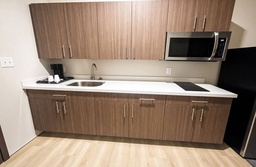 Sulphur Hotel | 4 Relaxing Family Rooms w/Kitchenette & Free Parking – Close to Nature Trails