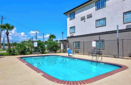 Sulphur Apartment | 4 Rooms with Kitchenette and Pool - Near Sulphur Parks and Creole Nature Trail