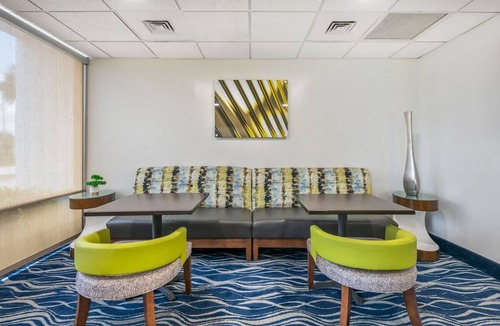 Seabreeze Park Hotel | 4 Units | Bright Coastal Stay with Pool Near Pier & Nightlife Scene