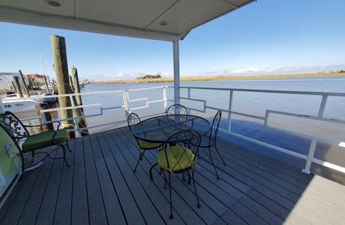 Historic Downtown Apalachicola Boat Rental | 46 m² Houseboat ∙ 1 bedroom ∙ 2 guests