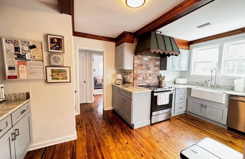 St. Augustine Cottage | 4bed, 2bath on Iconic Magnolia Ave-walking distance to shops and restaurants!