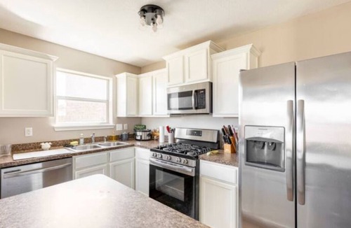 La Marque House | 4BR Near Galveston, Kemah NASA, Recently Rehabbed