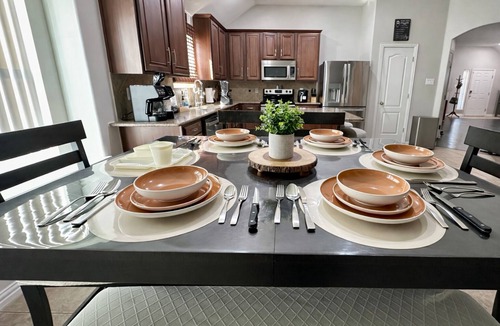 South Arlington House | 4mi to AT&T Stadium-Outdoor Patio TV + Fire Pit-Pool Table - Massage Recliners