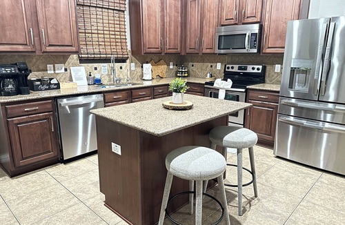 South Arlington House | 4mi to AT&T Stadium-Outdoor Patio TV + Fire Pit-Pool Table - Massage Recliners