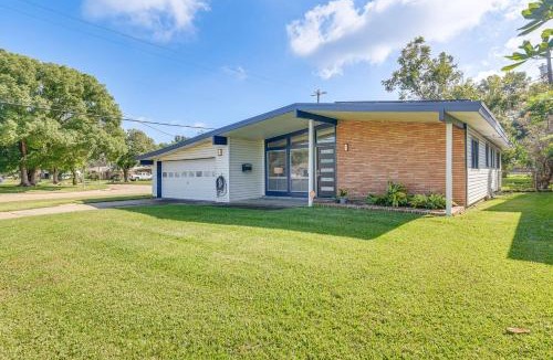 Texas City House | 5 Mi to Texas City Dike & Beach! Family Hideaway