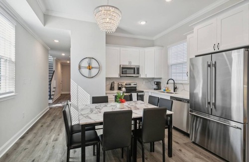 Tulane - Gravier House | 5 Min to FQ | Stylish 5BR | Outdoor Seating & Park