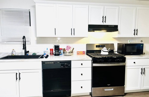 Port Arthur House | 5 mins to Motiva refinery, &10-15 mins to Valero, Chevron, & Total Refineries!