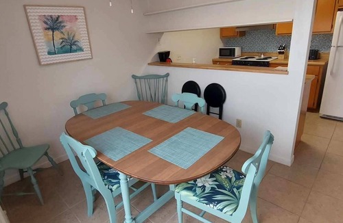 Palm Bay House | 5 minutes to the beach! Quiet home with a wonderful outdoor space