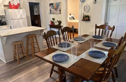 Monroe House | 5 Star Cottage Sleeps 6 2br 2ba Family & Pet friendly by ULM. 1acre near bayou.