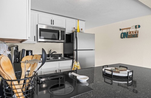 Mid America Condo | 5-Star Lakefront Condo with Loft in Hot Springs, Arkansas!