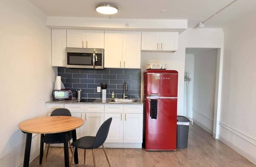 St. Johns House | [50] ATX Studio: 1 Queen, Access to Gym & Laundry