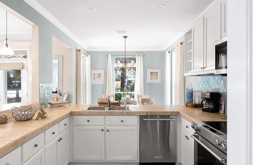 White's Gulfview House | 59-SECOND GOLF CART RIDE TO PRIVATE BEACH | PET-FRIENDLY GULF RETREAT