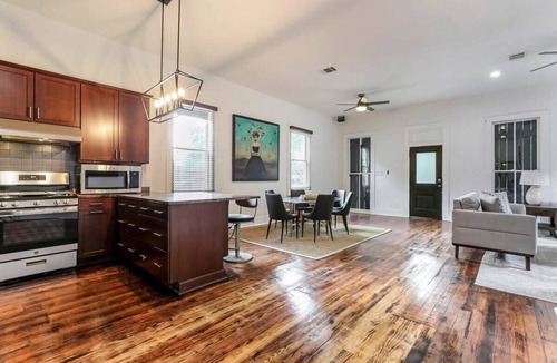 Mid-City Apartment | 5BD Retreat|Parking|Outdoor Entertaining|Streetcar
