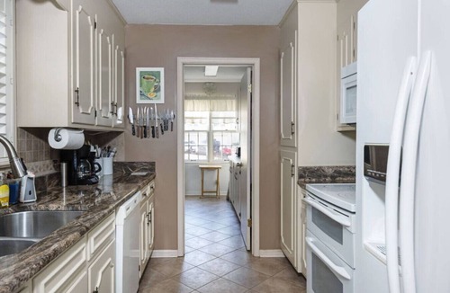 Northport House | 5BR home near University w/Big Yard & Pool Table