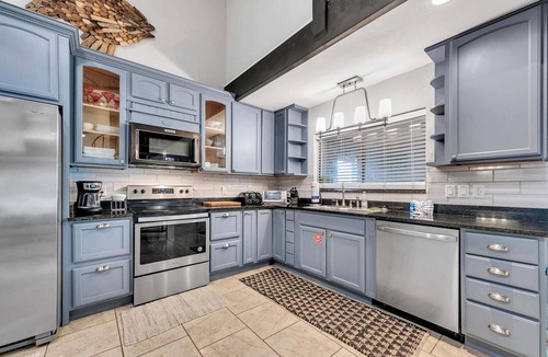 Crescent Beach House | 6 bdrm, 4 bath , Sleeps 18 , hot tub, 45 yrds 2 Beach