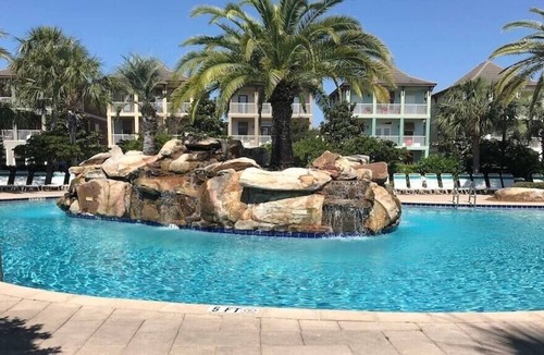 Villages of Crystal Beach House | 6 bedroom/16ppl/Free Shuttle to Beach/Remodeled