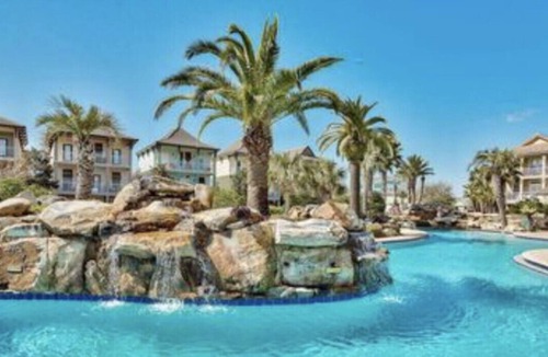Villages of Crystal Beach House | 6 bedroom/16ppl/Free Shuttle to Beach/Remodeled