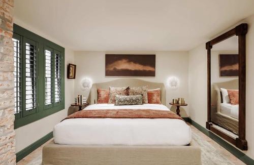Touro House | 6-bedroom Garden District Suite Shared Hotel Pool