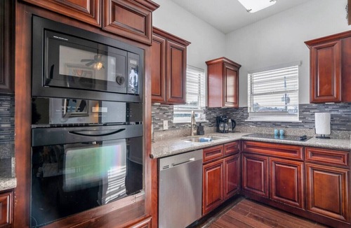 Tulane - Gravier Bed & Breakfast | 6 Bedroom Suite in Hotel on the Streetcar Line with Pool Access