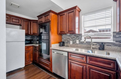 Tulane - Gravier Bed & Breakfast | 6 Bedroom Suite in Hotel on the Streetcar Line with Pool Access