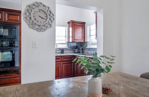 Tulane - Gravier Bed & Breakfast | 6 Bedroom Suite in Hotel on the Streetcar Line with Pool Access