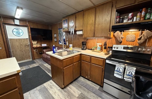 Venice Boat Rental | 6 MAN BEER CAN VENICE MARINA FRONT ROW ICE, WIFI, & W/D GREAT CAMP