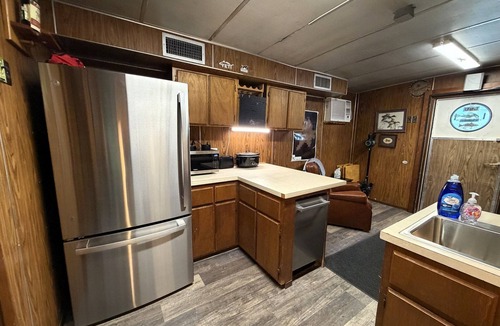 Venice Boat Rental | 6 MAN BEER CAN VENICE MARINA FRONT ROW ICE, WIFI, & W/D GREAT CAMP