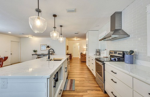 Bradenton Cottage | 6 Mi to Beaches: Modern Bradenton Getaway!