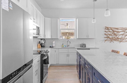 Crescent Beach House | 6 min walk to beach!|Free Heated Pool|Beach chairs